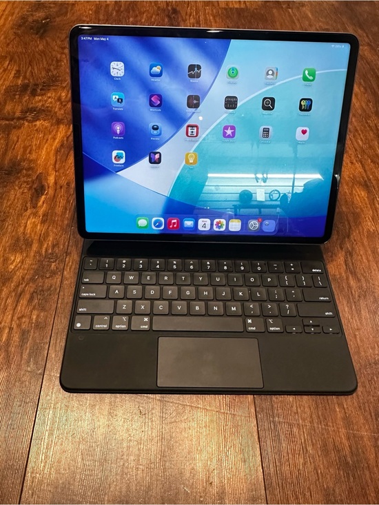 Apple iPad Pro 12.9” 5th Gen (256GB, WiFi) + Magic Keyboard A2480